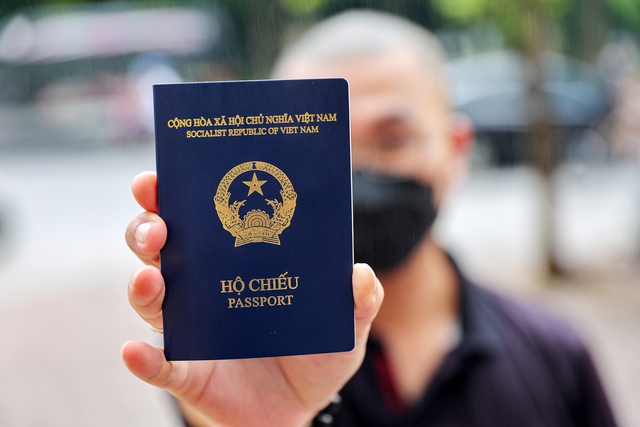 Trẻ dưới 14 tuổi khi làm hộ chiếu không cần xuất trình giấy khai sinh   - Ảnh 1.