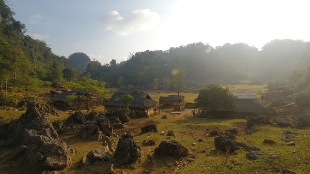 Lạc vào &quot;Làng nguyên thủy&quot; quên mọi ồn ã, ưu phiền - Ảnh 1.