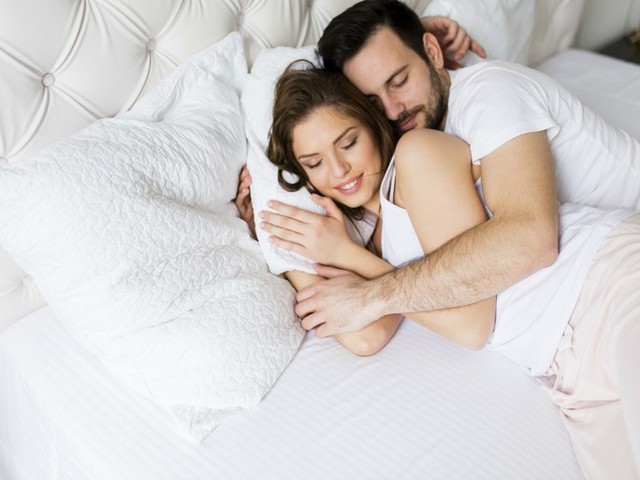 Đâu là tư thế ngủ tốt cho sức khỏe các cặp đôi? - Ảnh 1.