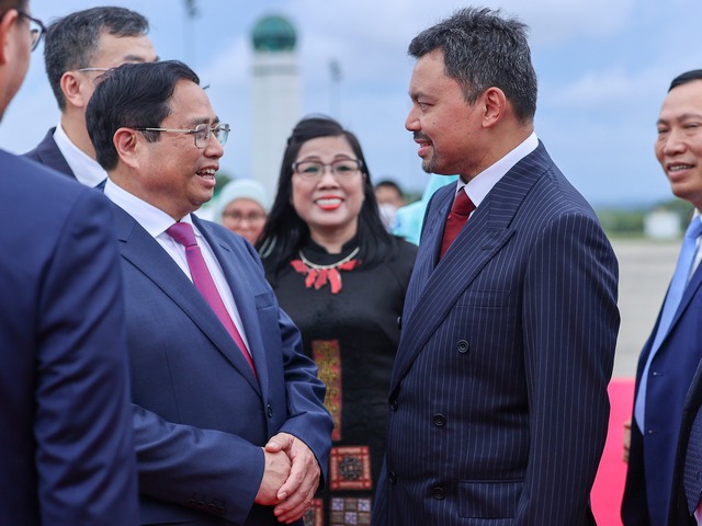 Thái tử kế vị Brunei trọng thể đón Thủ tướng Phạm Minh Chính và phu nhân - Ảnh 2.