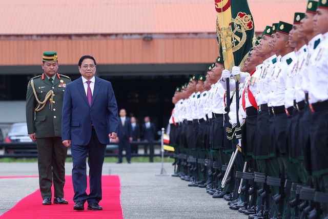 Thái tử kế vị Brunei trọng thể đón Thủ tướng Phạm Minh Chính và phu nhân - Ảnh 5.