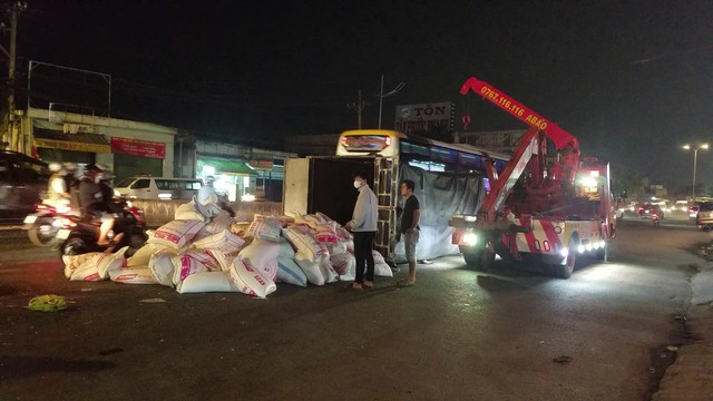 TP.HCM: Tai nạn liên hoàn, xe tải chở gạo lật ngang, 1 người bị thương - Ảnh 1.