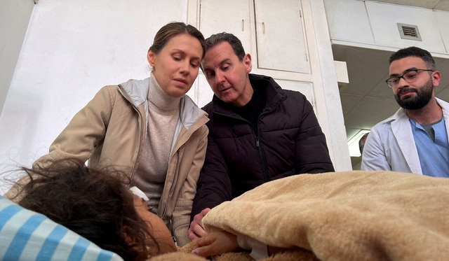 Tổng thống Bashar Assad của Syria và phu nhân Asma Assad thăm bé gái Fatmeh Ahmed al-Issa tại bệnh viện Tishreen, người bị thương sau trận động đất ở Latakia, Syria ngày 11.2.