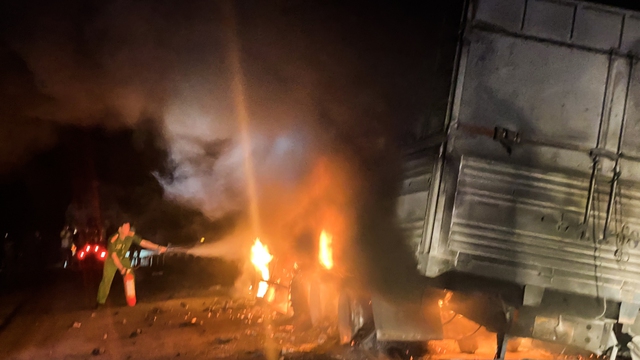 Quảng Ngãi: Cháy xe tải chở 20 tấn sắn, thiệt hại khoảng 2 tỉ đồng - Ảnh 1.