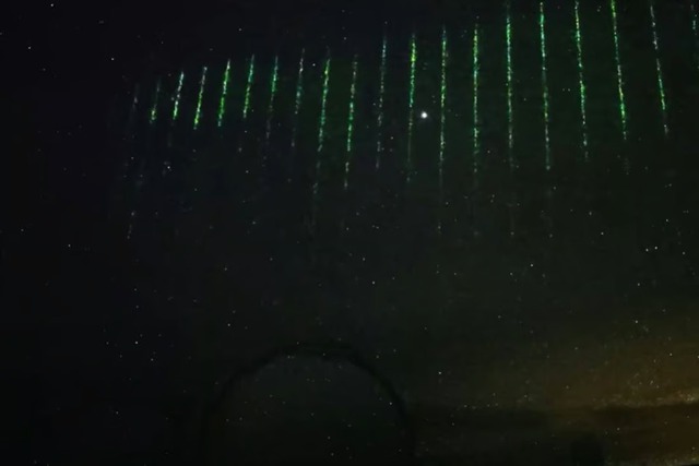 Nghi vấn Trung Quốc chiếu laser từ vệ tinh xuống Hawaii - Ảnh 1.