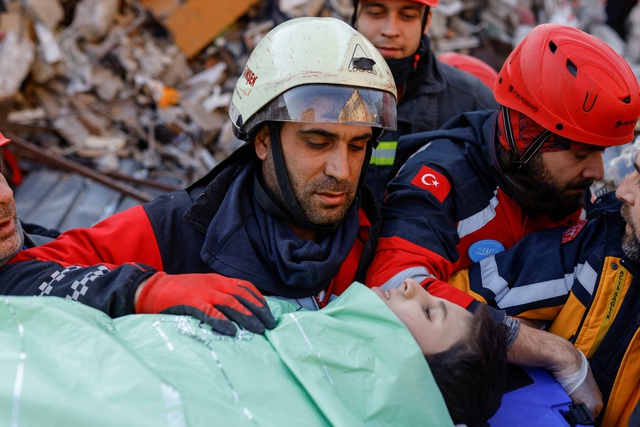 Lực lượng cứu hộ sơ cứu cho một bé trai vừa được đưa ra khỏi đống đổ nát ở Hatay, Thổ Nhĩ Kỳ ngày 11.2.