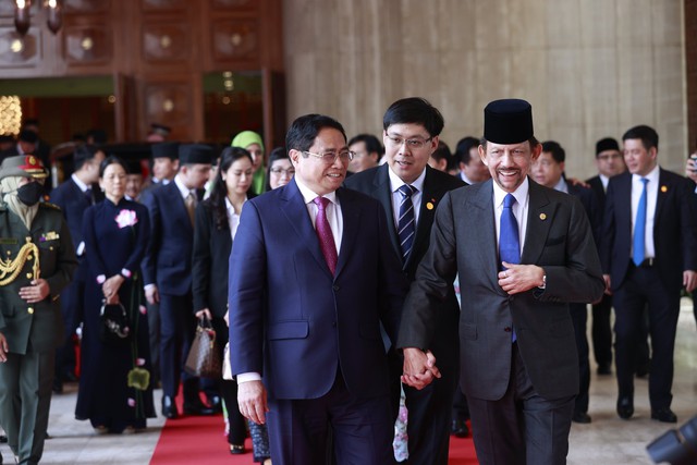 Quốc vương Brunei thân chinh lái xe điện chở Thủ tướng Phạm Minh Chính - Ảnh 4.