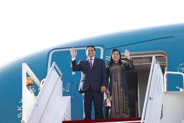 Thủ tướng Phạm Minh Chính và phu nhân về tới sân bay Nội Bài (Hà Nội), kết thúc tốt đẹp chuyến thăm chính thức Singapore và Brunei kéo dài từ 8 - 11.2