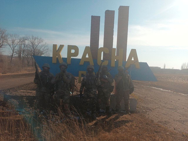 Các thành viên của lực lượng Wagner chụp ảnh tại lối vào làng Krasna Hora