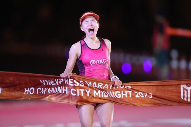 'Nữ hoàng chạy địa hình' về nhất giải marathon lúc nửa đêm ở TP.HCM - Ảnh 1.