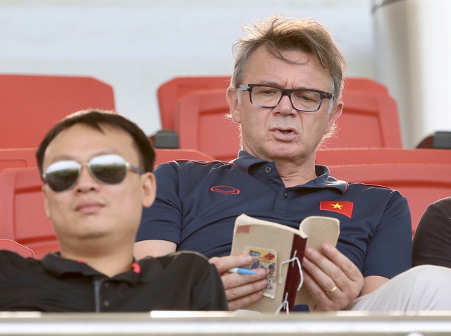 HLV Philippe Troussier và lời cảnh báo cho các ngôi sao đội tuyển Việt Nam - Ảnh 1.