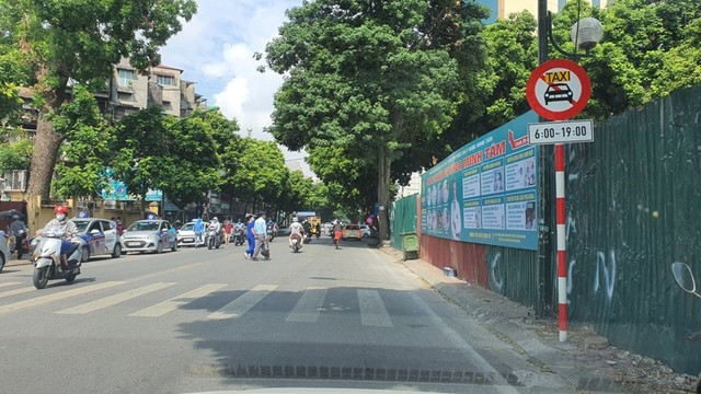 Xem xét việc bỏ biển cấm taxi trên nhiều tuyến phố ở Hà Nội - Ảnh 1.