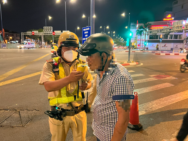 Bị phạt nồng độ cồn, người đàn ông không ký biên bản ‘ký rồi xe đâu về’ - Ảnh 2.