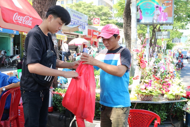 Lễ tình nhân: Người độc thân cảm thấy cô đơn, người có đôi rơi vào áp lực - Ảnh 2.