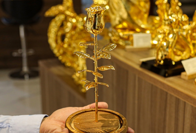 Hoa hồng mạ vàng 24K giá bạc triệu hút khách trước ngày Valentine - Ảnh 3. Hoa hồng mạ vàng 24K giá bạc triệu hút khách trước ngày Valentine - Ảnh 3.
