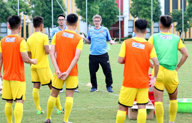 HLV Philippe Troussier và lời cảnh báo cho các ngôi sao đội tuyển Việt Nam - Ảnh 2.