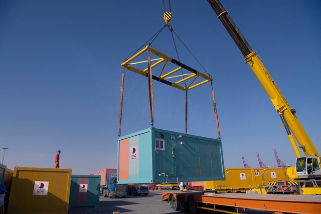 Những căn nhà hộp mini được chuẩn bị gửi sang Thổ Nhĩ Kỳ tại cảng Hamad, Qatar ngày 12.2