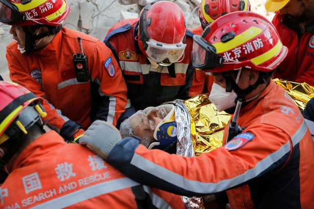 Đội cứu hộ của Trung Quốc đưa một người đàn ông ra khỏi tòa nhà bị sập tại tỉnh Hatay, Thổ Nhĩ Kỳ ngày 12.2