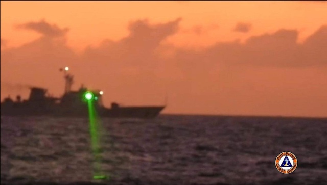 Philippines nói rằng các thủy thủ trên tàu đã bị mù tạm thời sau khi bị chiếu laser Philippines nói rằng các thủy thủ trên tàu đã bị mù tạm thời sau khi bị chiếu laser
