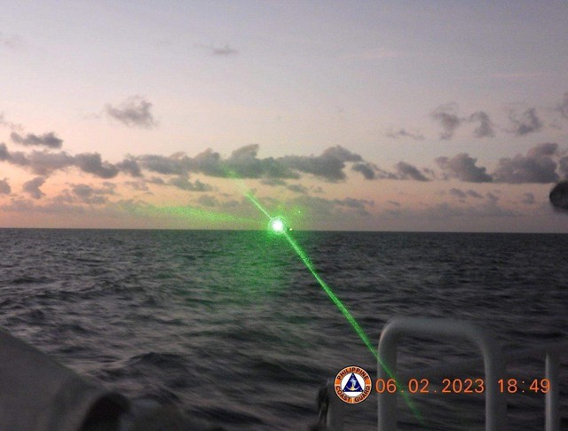 Tàu hải cảnh Trung Quốc chiếu laser về phía tàu Philippines chiều 6.2 Tàu hải cảnh Trung Quốc chiếu laser về phía tàu Philippines chiều 6.2