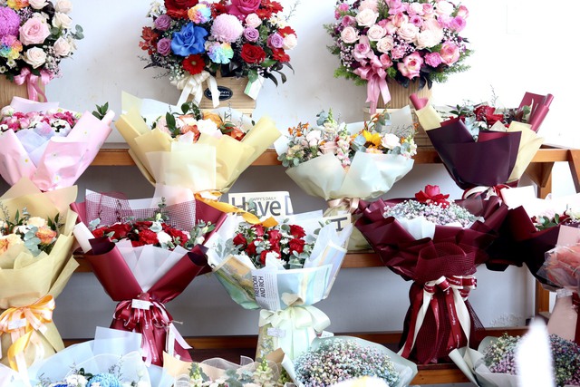 Ngày Valentine 14.2: Giá hoa hồng tăng, chủ shop TP.HCM thuê thêm nhân công bán liên tục - Ảnh 2. Ngày Valentine 14.2: Giá hoa hồng tăng, chủ shop TP.HCM thuê thêm nhân công bán liên tục - Ảnh 2.