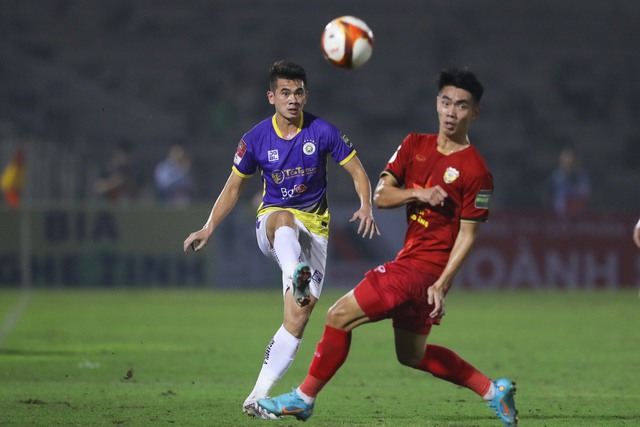 Kết quả V-League 2023, CLB Hà Tĩnh 2-3 CLB Hà Nội: Đương kim vô địch lên đầu bảng - Ảnh 1.