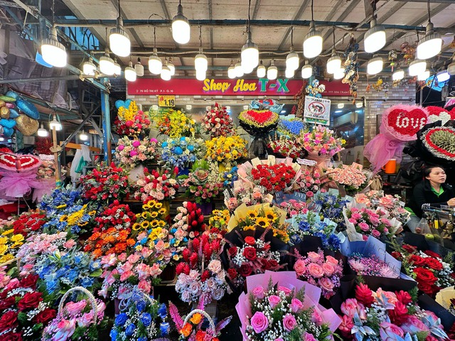 Ngày Valentine 14.2: Giá hoa hồng tăng, chủ shop TP.HCM thuê thêm nhân công bán liên tục - Ảnh 8. Ngày Valentine 14.2: Giá hoa hồng tăng, chủ shop TP.HCM thuê thêm nhân công bán liên tục - Ảnh 8.