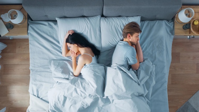 Vì sao nhiều cặp vợ chồng trẻ sống chung nhưng ngủ riêng? - Ảnh 1.