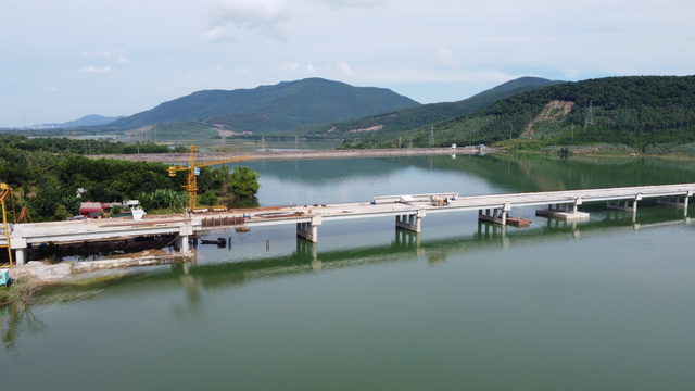 Cầu Yên Mỹ xây gần xong mới xin cấp phép hoạt động trong hồ thủy lợi - Ảnh 1.