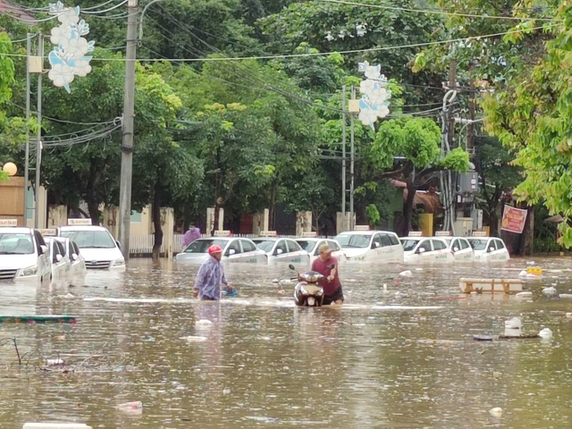 Ngập lụt trên đường Hàn Mạc Tử (P.Ghềnh Ráng) gây nhiều thiệt hại