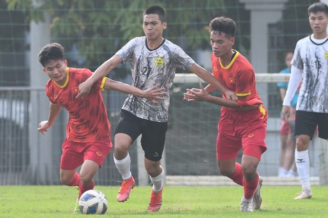 U.20 Việt Nam chơi quyết liệt đến phút cuối trước Hòa Bình FC