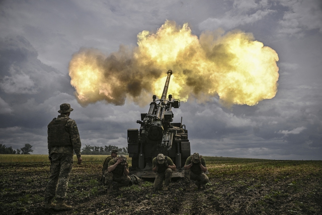 Quân nhân Ukraine bắn pháo 155 mm Caesar của Pháp về phía lực lượng Nga tại Donbass hồi tháng 6.2022