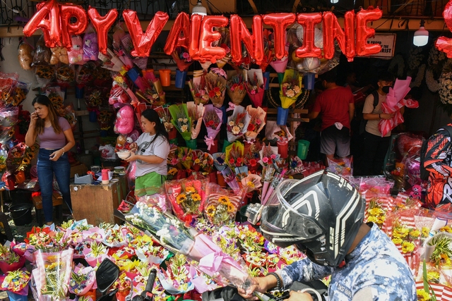Người mua hoa tại Manila ngày Valentine 14.2
