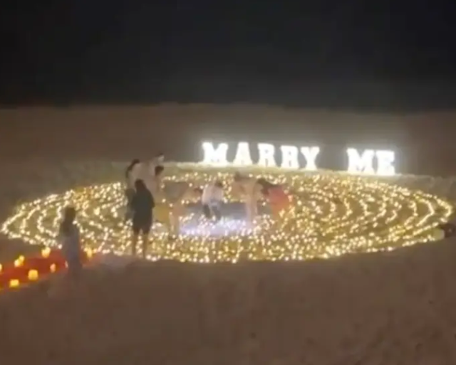 Chàng trai làm mất chiếc nhẫn khi cầu hôn bạn gái trên bờ biển - Ảnh 1.