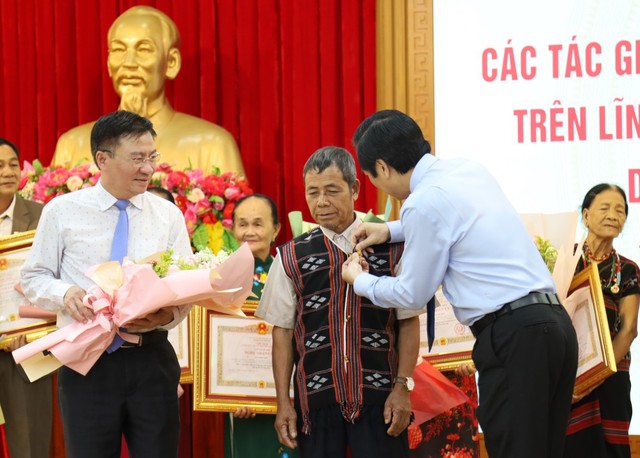 Quảng Trị vinh danh các tác giả đạt Giải thường Hồ Chí Minh, Giải thưởng Nhà nước - Ảnh 1.