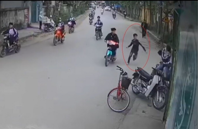 Hưng Yên: Hai nam sinh bị đâm ngay tại cổng trường học - Ảnh 1.