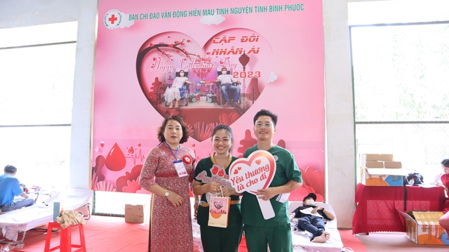 Valentine: Nhiều cặp đôi yêu nhau, vợ chồng dắt nhau đi hiến máu tại Lễ hội XuânHồng - Ảnh 12.