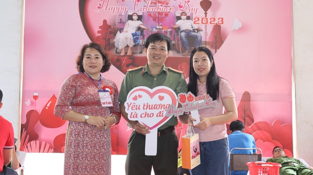 Valentine: Nhiều cặp đôi yêu nhau, vợ chồng dắt nhau đi hiến máu tại Lễ hội XuânHồng - Ảnh 11.