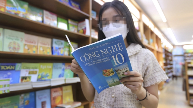 Dự kiến trả quyền chọn sách giáo khoa cho các trường - Ảnh 1. Dự kiến trả quyền chọn sách giáo khoa cho các trường - Ảnh 1.