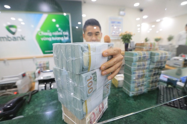 Giá USD hôm nay 22.10.2023: Chốt tuần lên 24.700 đồng  - Ảnh 1.