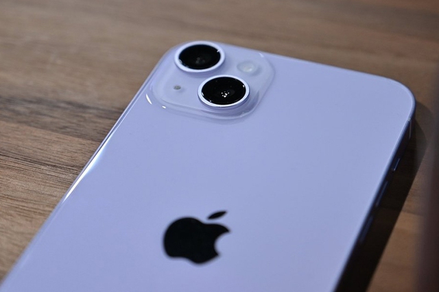 Apple sẽ thiết kế lại camera trên iPhone 15 và 15 Plus - Ảnh 1.