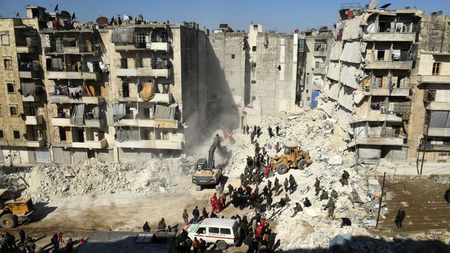 Lực lượng cứu hộ ở Syria sử dụng máy móc hạng nặng để khai quật đống đổ nát của một tòa nhà bị sập ở phía bắc thành phố Aleppo
