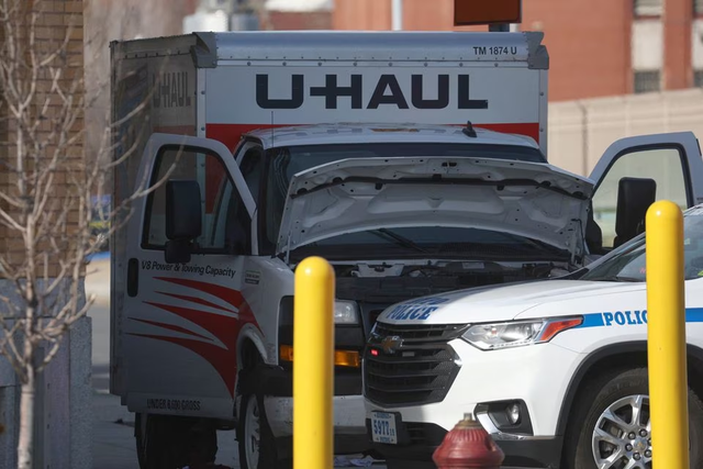 Xe tải lao vào người đi bộ ở New York, ít nhất 8 người bị thương - Ảnh 1.