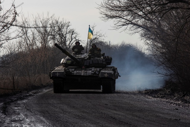 Một xe tăng Ukraine di chuyển gần thị trấn tiền tuyến Bakhmut ở vùng Donetsk.