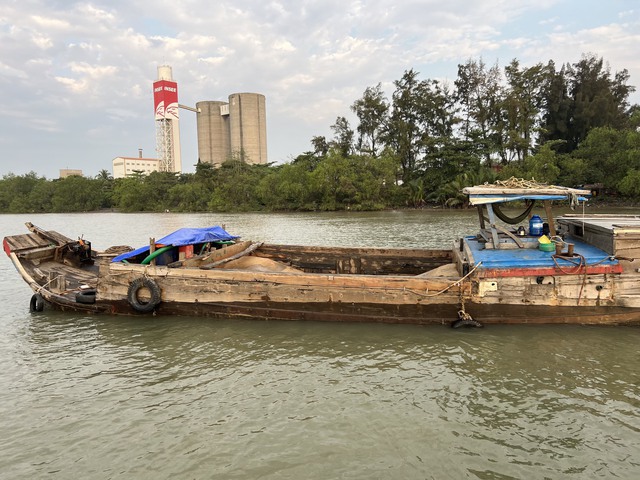 TP.HCM: Bắt 'cát tặc' trên sông Đồng Nai - Ảnh 2.