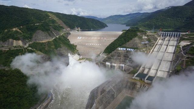 Các đập thủy điện Trung Quốc bất ngờ xả nước kỷ lục vào dòng Mekong - Ảnh 1.
