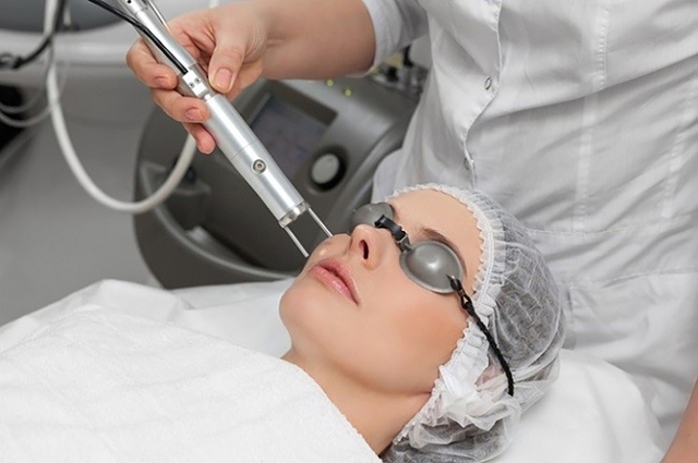 Liệu pháp trị sẹo bằng laser đòi hỏi máy móc hiện đại và bác sĩ có tay nghề cao