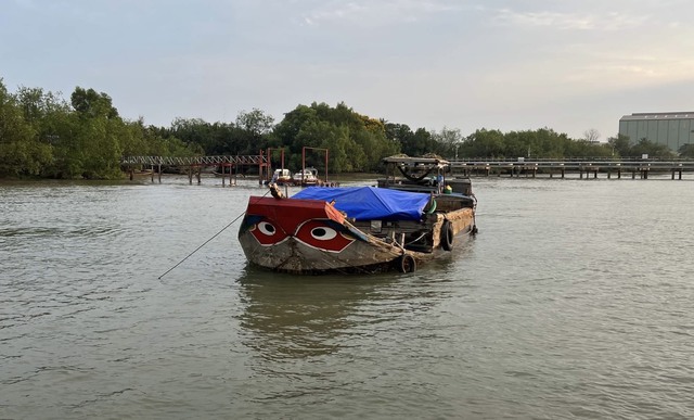 TP.HCM: Bắt 'cát tặc' trên sông Đồng Nai - Ảnh 1.