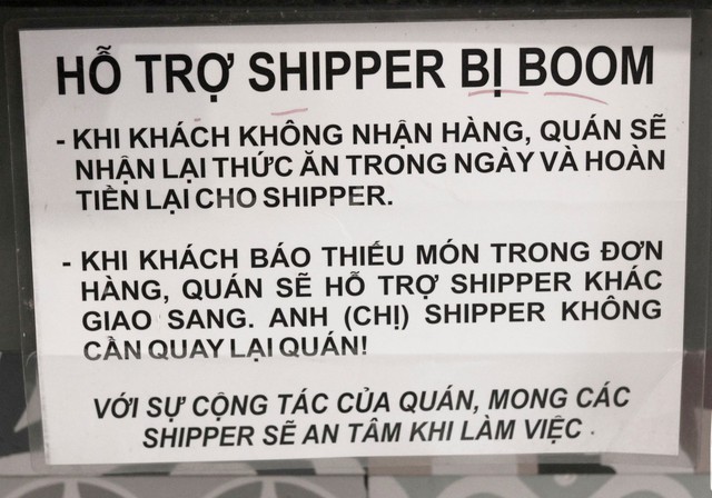 Quán ăn hỗ trợ shipper bị 'bom hàng' khiến nhiều người ấm lòng - Ảnh 1.