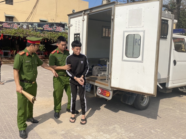 Huỳnh Thanh Nhơn (áo đen) được đưa về trại tạm giam